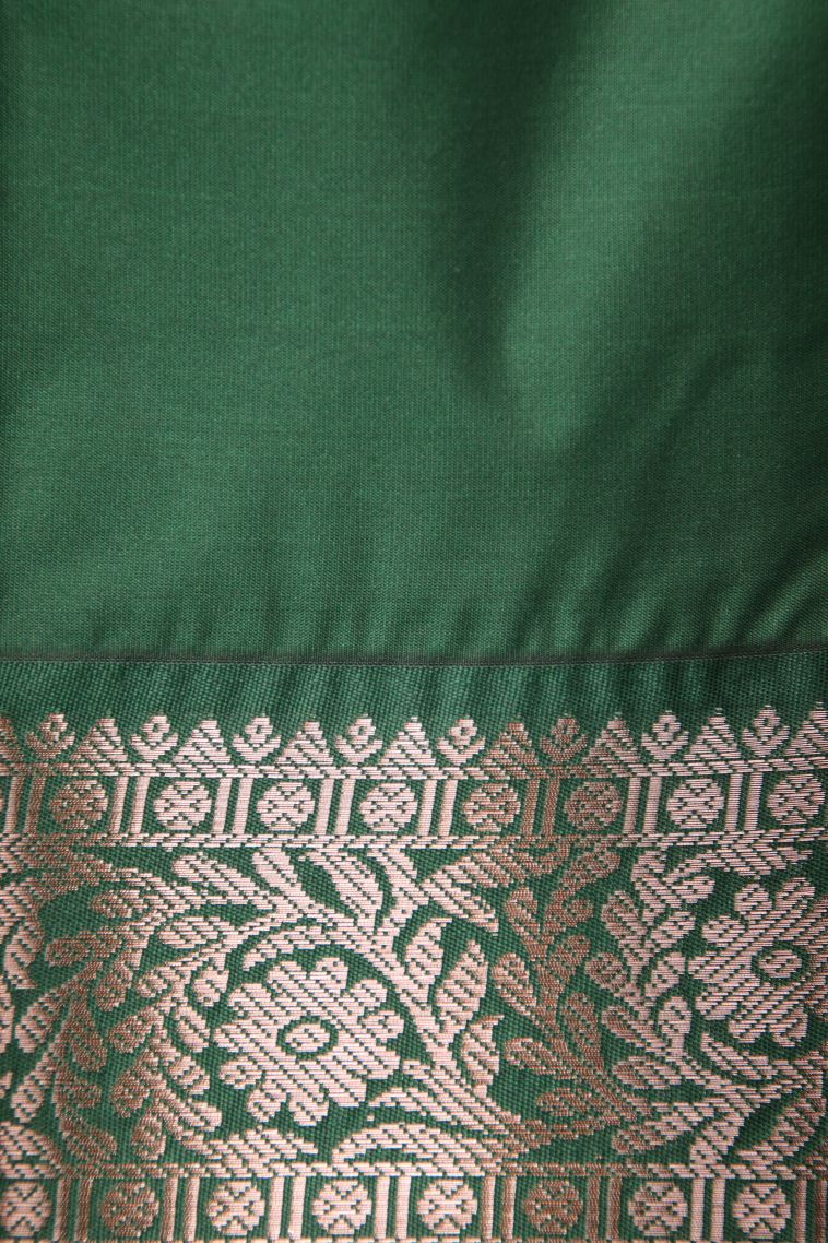 Gold Visiri Madippu Silk Sarees with Gold And Silver Zari Floral Puttas view 3