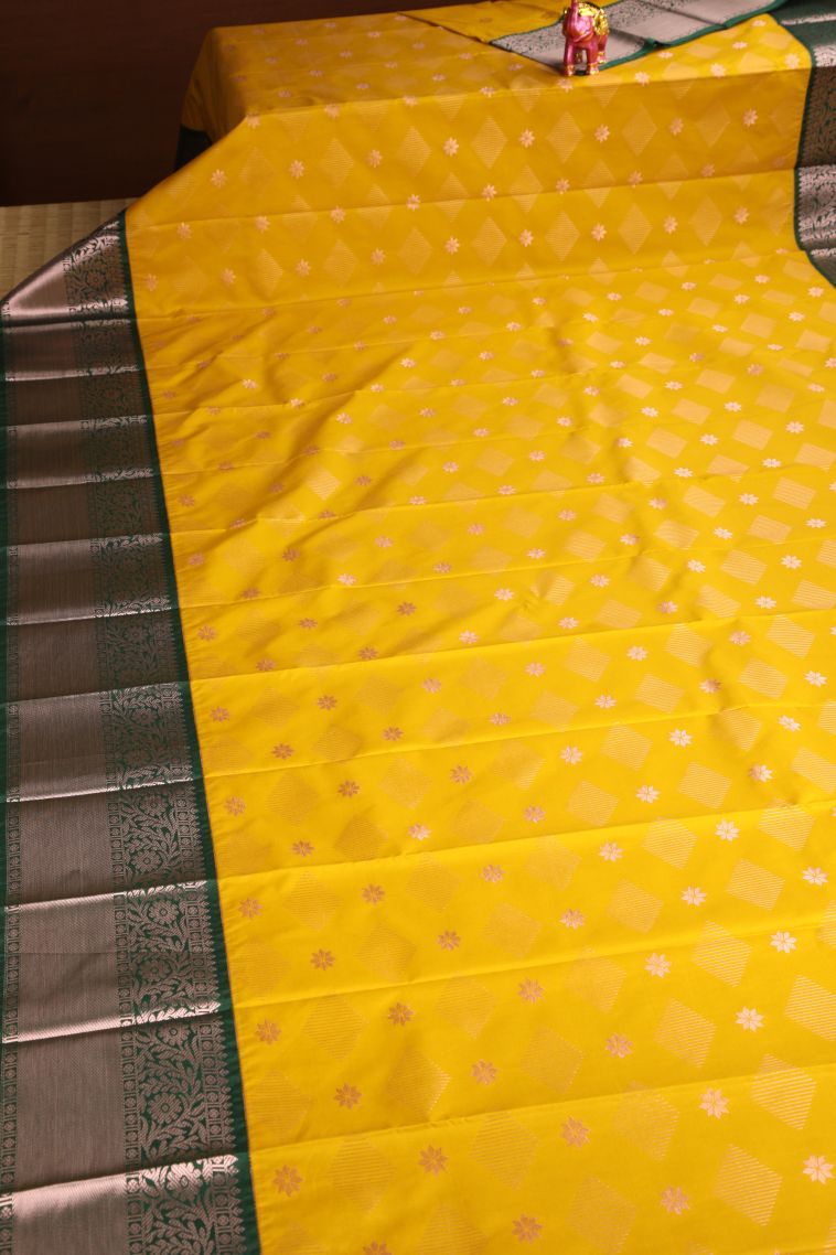 Gold Visiri Madippu Silk Sarees with Gold And Silver Zari Floral Puttas view 2