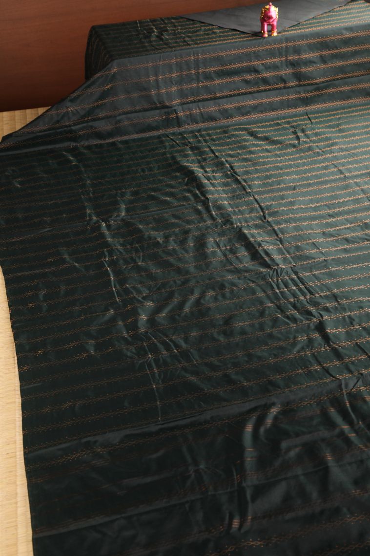 Bottle Green Visiri Madippu Silk Sarees with Gold Zari Geometric Shapes view 2