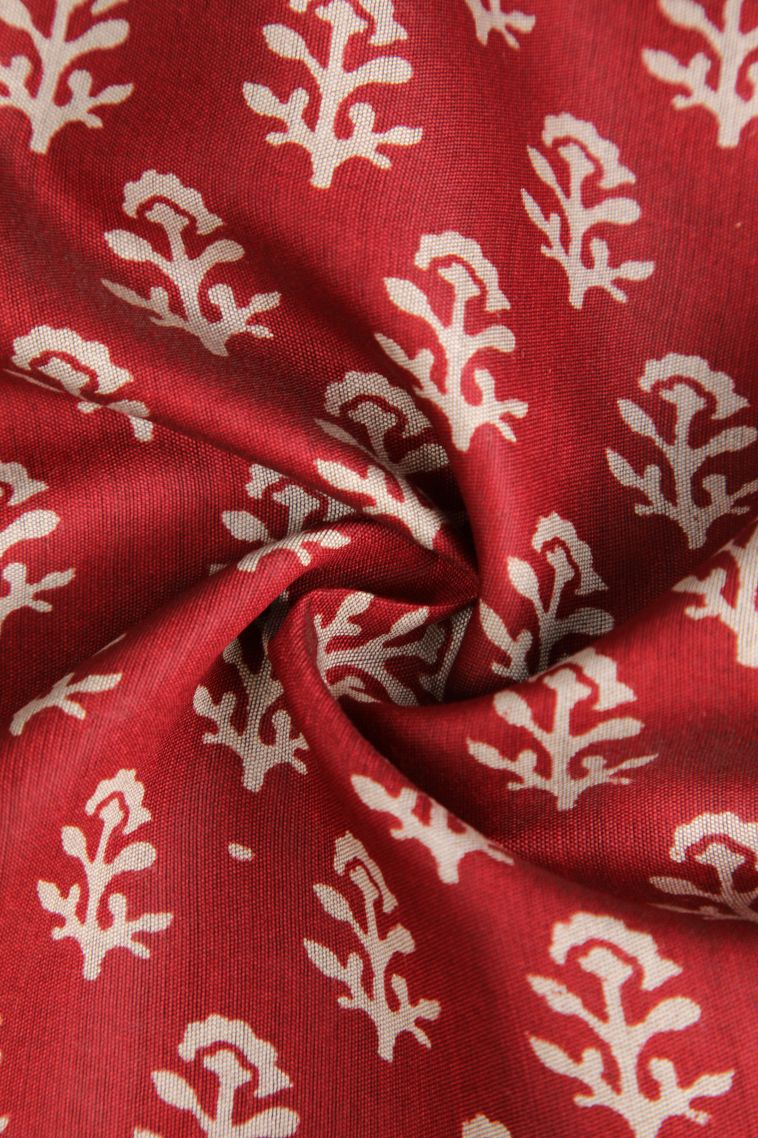 Crimson Red Maheswari Cotton Saree with Gold Zari Floral Patterns view 4