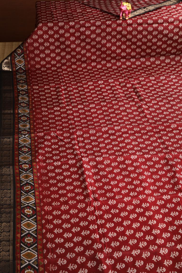 Crimson Red Maheswari Cotton Saree with Gold Zari Floral Patterns view 2