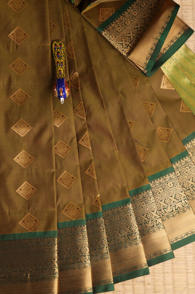 Metallic Gold Visiri Madippu Silk Sarees Gold Zari with Floral Puttas view 1