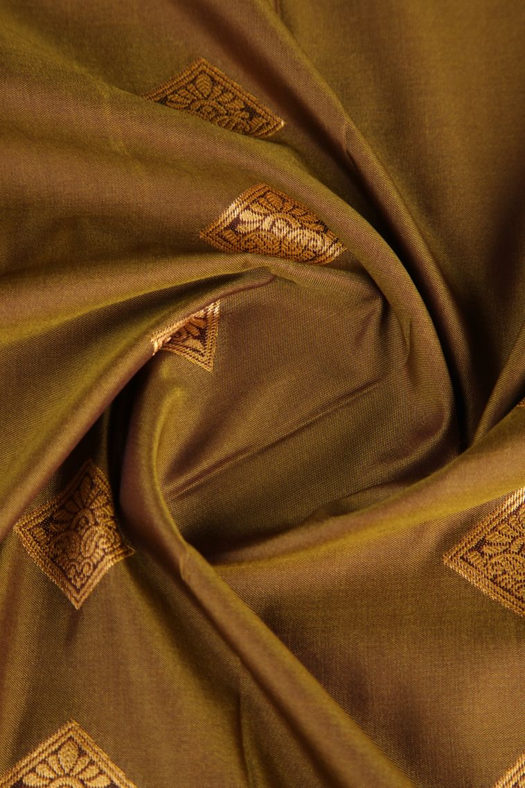 Metallic Gold Visiri Madippu Silk Sarees Gold Zari with Floral Puttas view 4