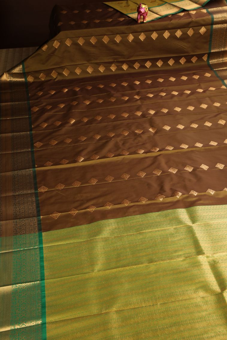 Metallic Gold Visiri Madippu Silk Sarees Gold Zari with Floral Puttas view 2