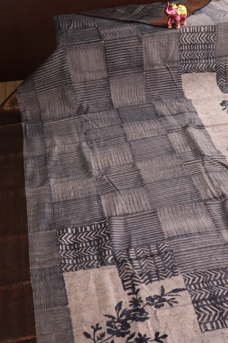 Cotton White Chanderi Cotton Sarees with Copper Zari Geometric Shapes view 2
