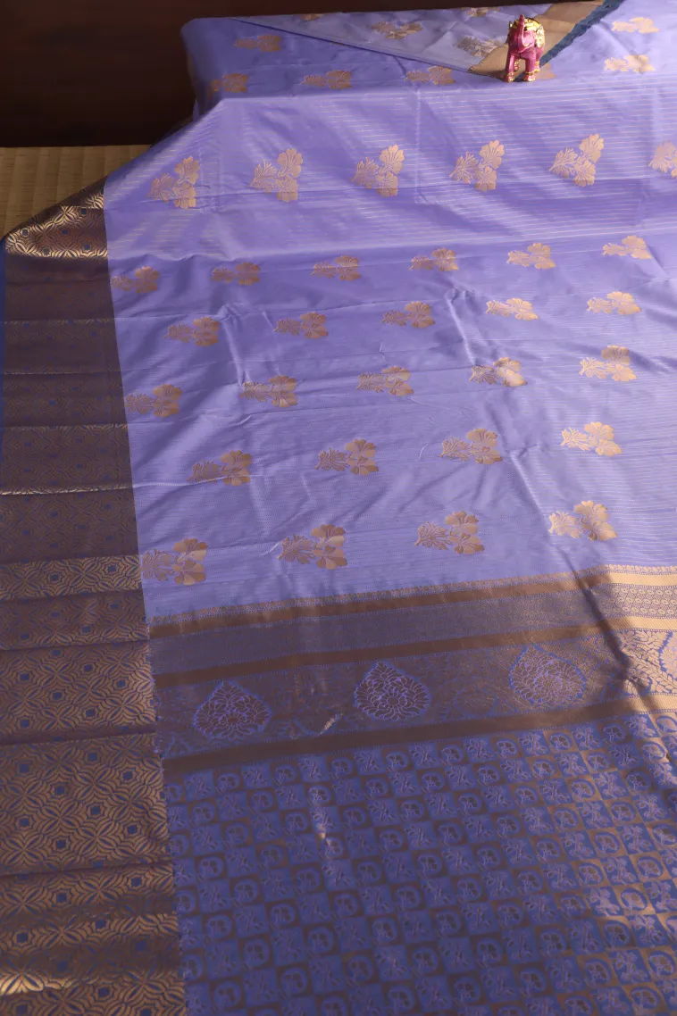 Heather Purple Visiri Madippu Silk Sarees with Gold Zari Straipes And Puttas view 2