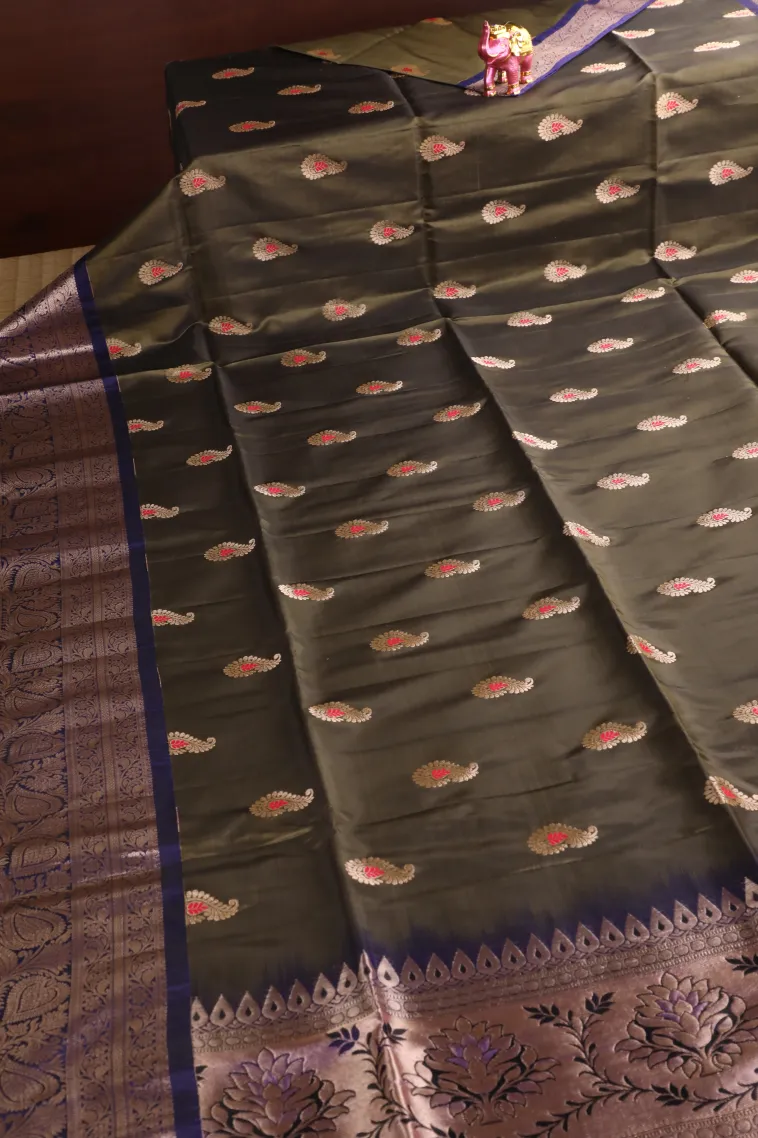 Seaweed Green Soft Silk Saree with Gold Zari Mango Puttas view 2